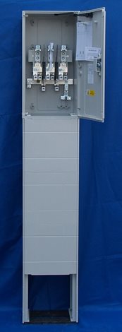 SS100/NKE1P-C ČEZ Přípojková skříň s pilířem pro 1x sada 00 smyčka na vstupu 240mm2 3
